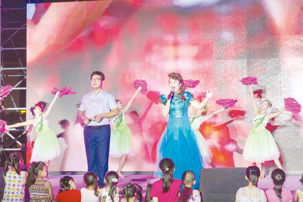 “喜迎十九大·唱響新日照”日照市藝術劇院專場文藝演出在市人民廣場舉行