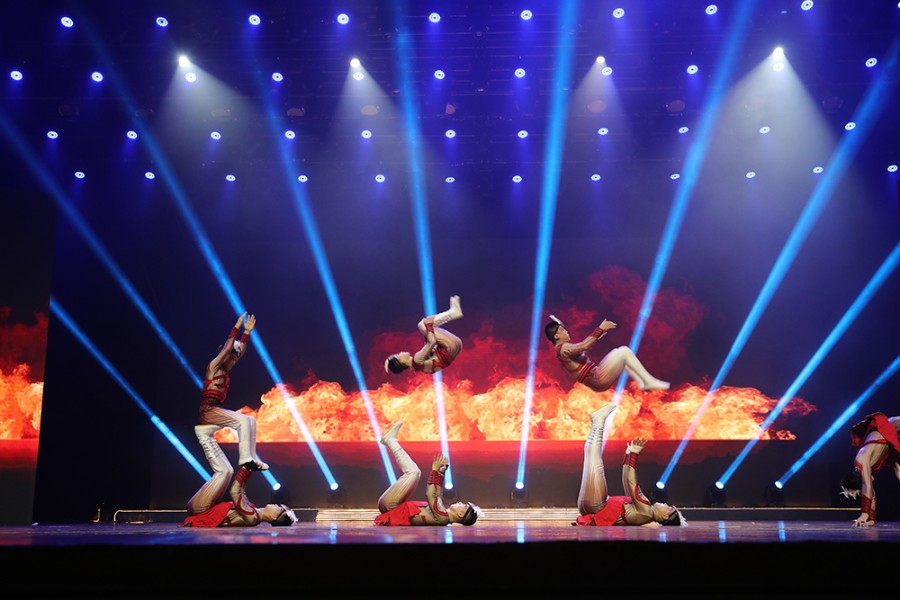 02--雜技《勇者無(wú)懼--蹬人》 (1).jpg